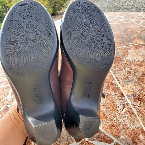 Brown Clarks shoes - Picture 2 of 5